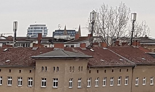 Hier zeigt die Vergr&ouml;&szlig;erung beim Galaxy S7 Edge, dass die Kanten deutlich st&auml;rker gesch&auml;rft sind als beim ...